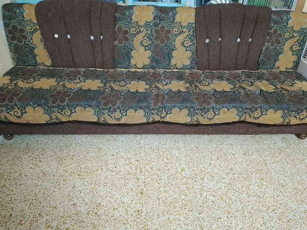 السلام عليكم للبيع 
طخم نظيف وخشب ثقيل 3 قطع كبار مع زاويه 
وتخت نظيف للبيع مكاني الزنجيلي شارع الببسي 
***********
***********
