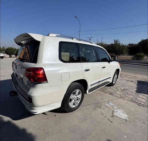 السلام عليكم. لاندكروز 2015 GXR ساز جديدة ماشيه121km  الف حقيقي ع ايد وحد 6 سلندر حساسات امامي وخلفي سلايد تخم تاير جديد مكفولة كير ومحرك وحدادية ومن الصبغ حتى الدعاميه بيه ملاحضتين  بارد فقط الباقي كفالة
رقم بغداد الجديد
السعر 415$
***********
