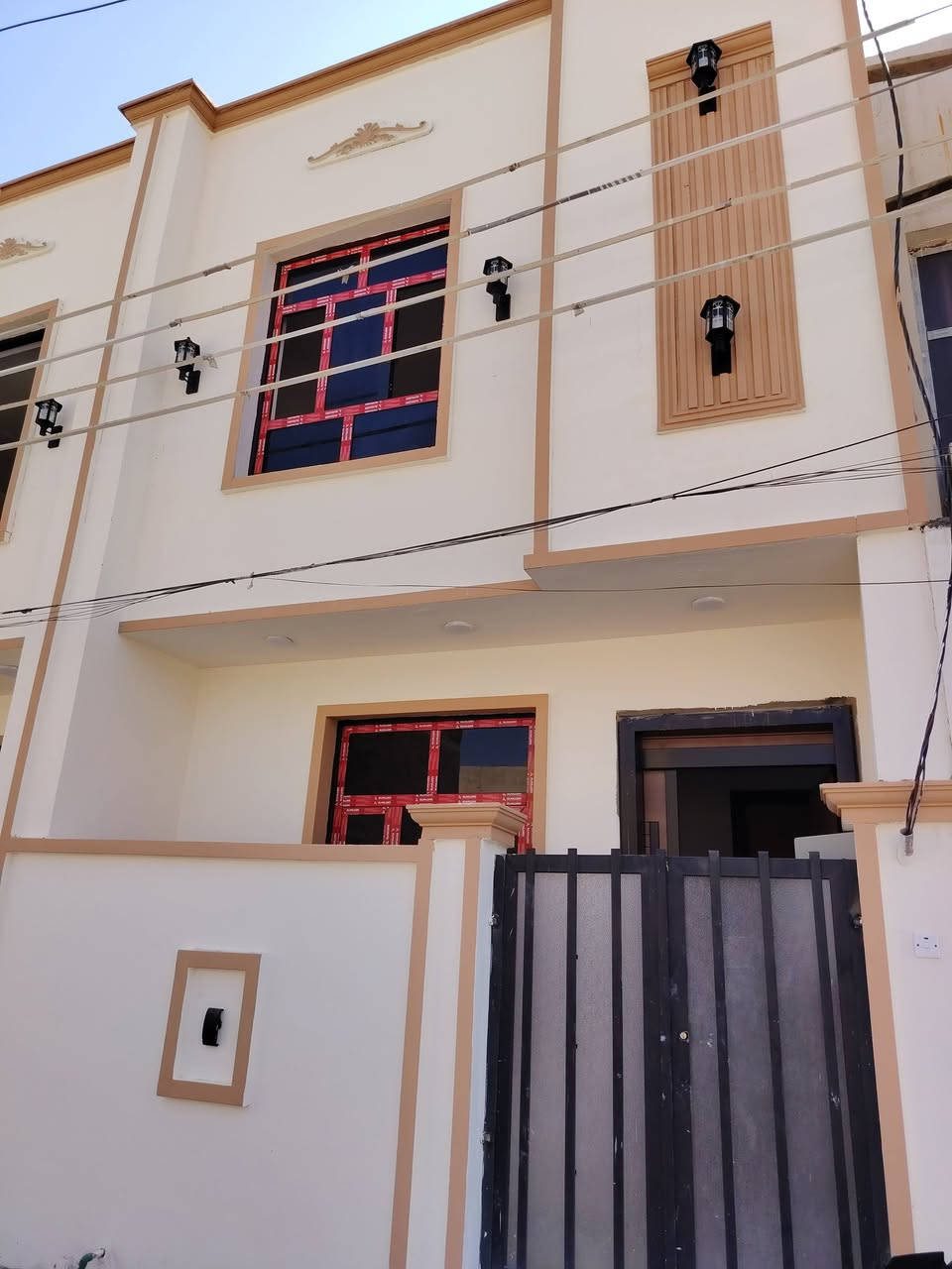 🏡 للبيع – مشتمل طابقين جديد زيرو 
📍 الموقع: بغداد – الدورة – البوعيثة – مجمع السلطان الأول – شارع الفلل. مفتوح على شارع المدارس فرع 14 
🔹 المساحة: 50 متر. 🔹 يتكون من:
استقبال.
مطبخ.
غرفتين نوم.
حمام في الطابق الأرضي.
حمام (سويت) في الطابق العلوي.
باب قاصة تركي.
شبابيك ألمنيوم.
شغل درجة أولى وجاهز للسكن 
📑 نوع السند: سند (25). ✅ البيت باسمي، والتحويل مباشر باسم المشتري 💰 السعر: 85 مليون
للاستفسار *********** يوجد واتساب
