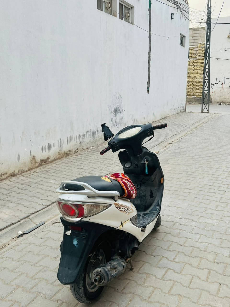 السلام عليكم 
كامكو جي فور للبيع 
درجه نكره سلف ماانقصه اي شي
نكره سلف بكل وقت هندر شغال
كهربائية كله شغاله درجه خرسه وملاح فول مابيه شي مبدل 
مكان نجف كوفه يم مسجد السهله 
سعر ٤٠٠ وبيه مجال للطيبين
رقم موبيل***********
