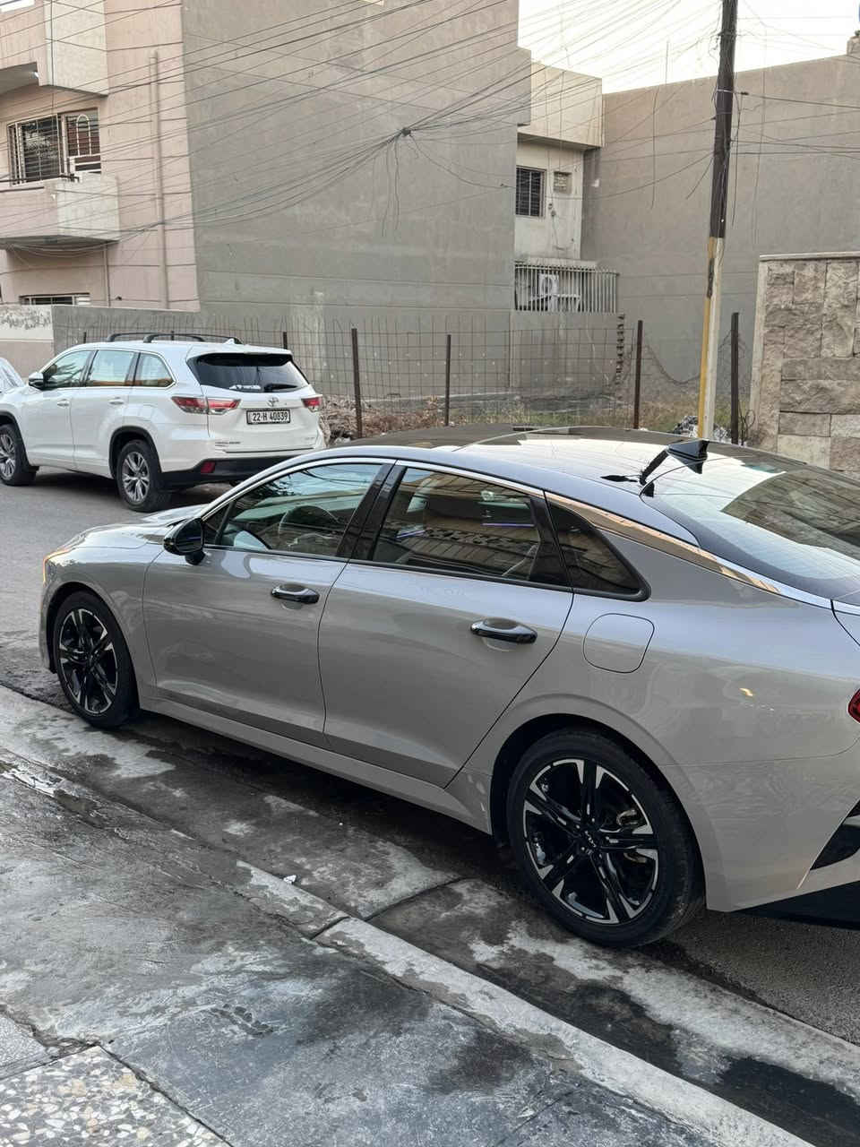 سلام عليكم سياره كي5 للبيع موديل 2022 محرك 1.6 تيربو وارد أمريكي حادثها جداً بسيط مرفق بل صور بدون ايرباك علا وضع الشركه عنوان بغداد رقم السياره اربيل فحص وهزه جديد بسمي السياره 
الرقم *********** 
السعر 205 وبيه مجال شي بسيط
