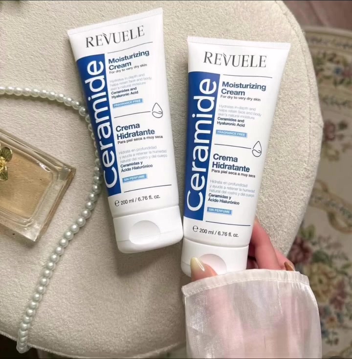 كريم الترطيب بالسيراميد من Revuele (Revuele Ceramide Moisturizing Cream). 
الفوائد: يرطب البشرة بعمق ويعزز الاحتفاظ بالرطوبة الطبيعية للجلد. 
المكونات الرئيسية: يحتوي على السيراميدات وحمض الهيالورونيك الأساسية للمساعدة في استعادة حاجز البشرة الطبيعي. 
نوع البشرة: مناسب للبشرة الجافة إلى الجافة جداً، ويمكن استخدامه للوجه والجسم. 
الخصائص: تركيبته خالية من العطور، مما يجعله مناسباً للبشرة الحساسة.


**إذا كنت صاحب هذا الإعلان وتريد حذفه لأي سبب، رجاءا أرسل رسالة إلى الدعم الفني**