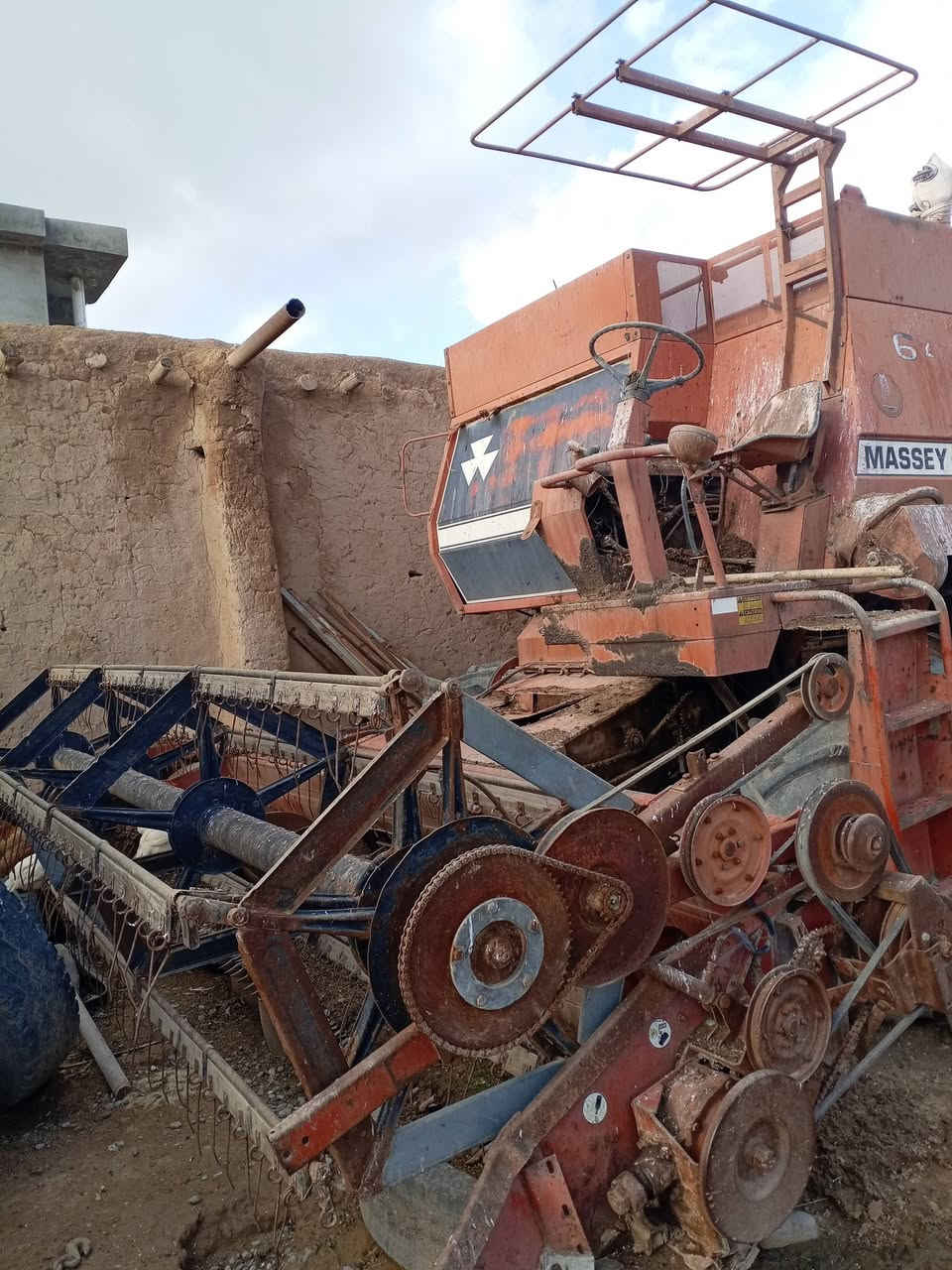 حاصده للبيع محرك جديد معمل ٨٠ ٪نضيف بسعر ٧٠ ورقه بي مجال ***********اتصل وحي الله الشرايه
