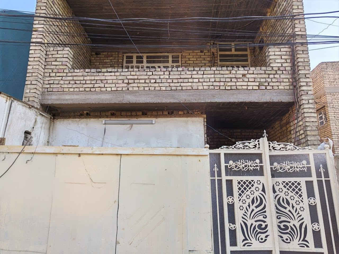 🏡 بيت للبيع – أم الكبر والغزلان
📍 المساحة: 150 م²
📏 الواجهة: 6 م | النزال: 25 م

✨ يتكون من طابقين:
🔹 الطابق الأول: استقبال، صالة كبيرة، مطبخ كبير، غرفة نوم، حمامان مع صحيات.
🔹 الطابق الثاني: 3 غرف نوم، مطبخ كبير، حمامان مع صحيات.

🛠️ ملاحظة: البيت نظافته 70%، ويوجد بعض النواقص في الأرضية مع رطوبة.

📞 للاستفسار: ***********
