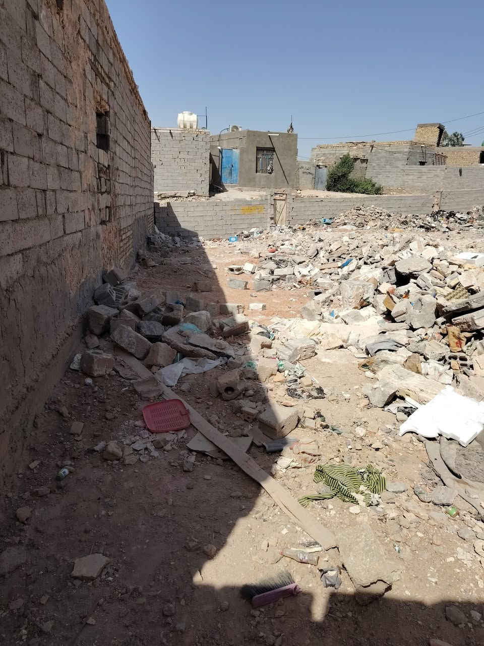 السلام عليكم 
عرصه 100 م الرضويه الرابعه مقابيل الناحيه الجديده جوه قبل الاخير بيت واحد شارعها مامكطوع يفتر 
السعر 8 مليون 
*********** واتساب 
***********
