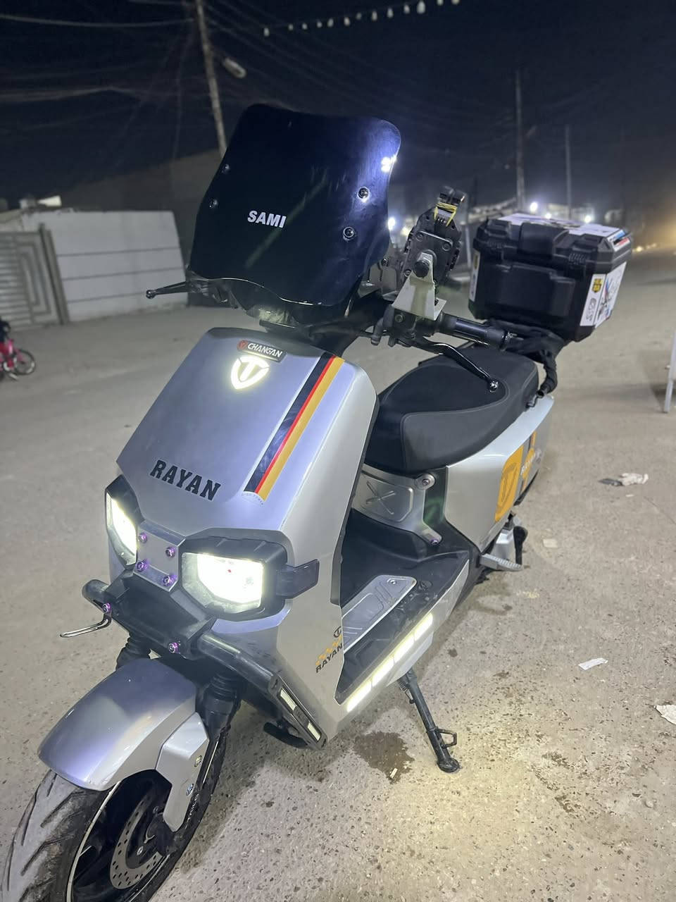 السلام عليكم
دراجه شحن ريان وحش الكون للبيع 

دراجه نظيفه بمعنة الكلمة

شحن 36امبير 

نظام R

نظام عدم سرقة قفل استيرن 

كهربائيات كلها شغالة 

آشاير يمنة يسرة رماش 

او صندوق او المراية اني مشتريهن اب150

6بطاريات كبار مسطره 

كلشي بيها شغال 

السعر 850 او بيها مجال 

العنوان بغداد 

الاستفسار / مراسله الصفحه 

الاتصال/ ***********
