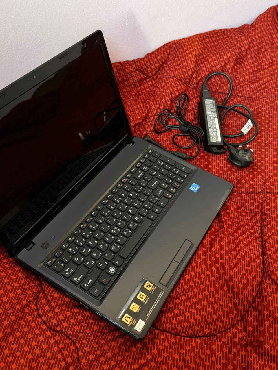 حاسبة جداً نظيفة وأستخدمته فتره قليلة جداً وهذي مواصفات التقنية:👇🏼المعالج يتوفر بخيارات تبدأ من Intel Celeron أو Pentium للمهام البسيطة، وصولاً إلى Intel Core i3 أو i5 (مثل الجيل الثاني في موديل G570) للأداء الأقوى.الشاشة: تأتي بحجم قياسي 15.6 بوصة بدقة HD (1366 × 768 بكسل).الذاكرة العشوائية (RAM): تتراوح عادة بين 4 جيجابايت إلى 8 جيجابايت من نوع DDR3.التخزين: يتوفر بقرص صلب (HDD) بسعة 500 جيجابايت أو 1 تيرابايت، وفي النسخ المحدثة قد يحتوي على قرص SSD سريع.


**إذا كنت صاحب هذا الإعلان وتريد حذفه لأي سبب، رجاءا أرسل رسالة إلى الدعم الفني**