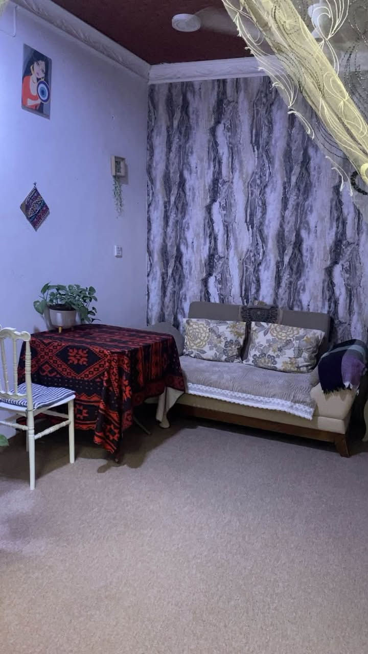 السلام عليكم بيت للبيع في حي الزيتون نهايه شارع القوس مساحته ٨٠ متر مربع يحتوي على غرفه وصاله ومطبخ واستقبال وصحيات وحديقه للاستفسار الاتصال بالرقم *********** او مراسله على الوتساب***********
