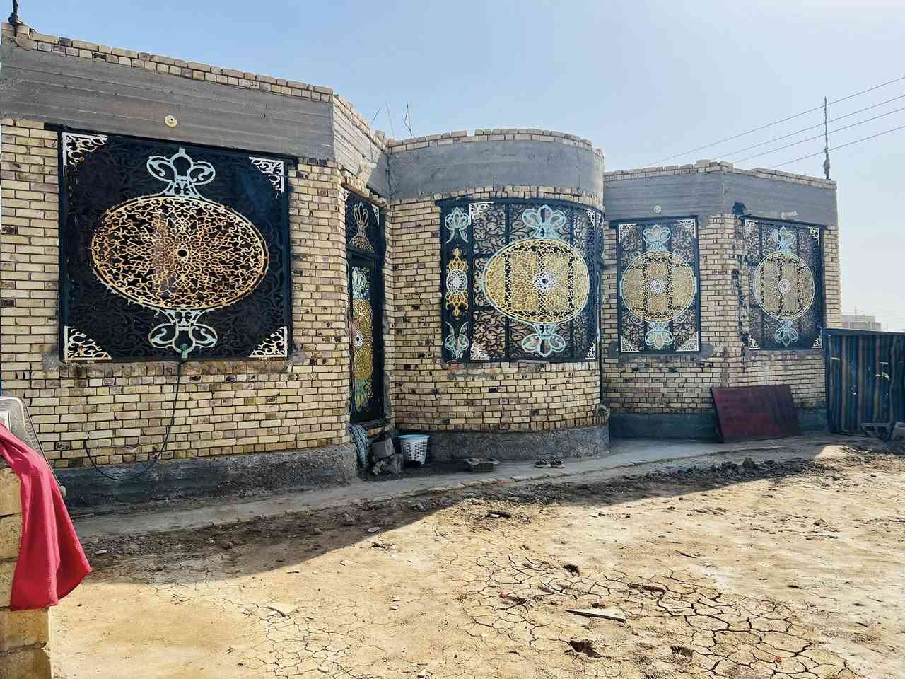 سلام عليكم
بيت لبيع في لسبل طريق رميثه هلال عله شارع لعام بيت مساحته ٢٠٠متر بناء وياء قطعه متروكه بل ١٥٠٠ متر بيت يتكون من غرفتين ومطبخ واستقبال وصالتين 

رقم ***********
