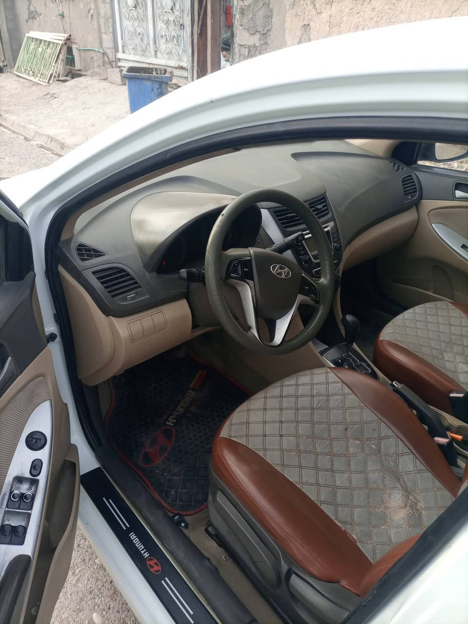 السلام وعليكم
أكسنت موديل 13 
1600 دوش خليجي 
مكينه وكير مكفولات
سياره حلوه ونضيفه
رقم الهاتف ***********
