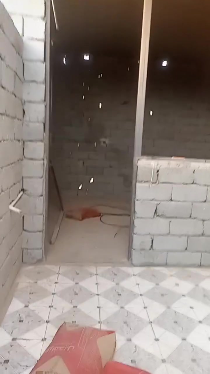 بيت هيكل للبيع حي الكرامه نهاية شارع العياده ***********
