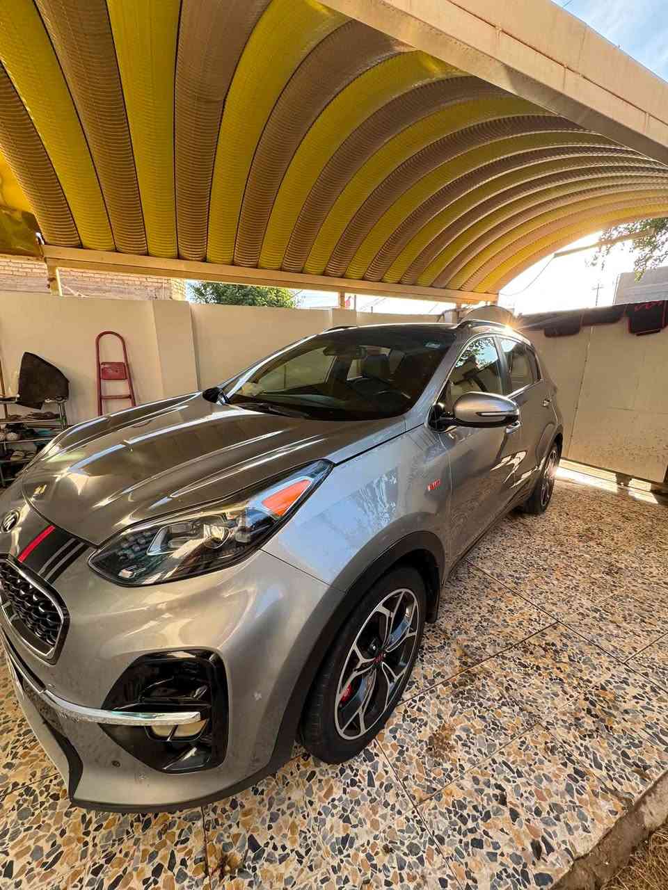 💥 للبيع: - كيا سبورتاج 2022 (- SX Turbo)
موصفات اعلى من الفول

ماشية 74,000km

السنة: 2022
الفئة: SX Turbo (أعلى فئة رياضية - أمريكي)
الحالة: نظيفة جداً، وارد أمريكي.

المحرك: 2.0 لتر تيربو (Turbo GDI) - قوة وعزم يفرق عن باقي الفئات.

المواصفات الرياضية:
• المحرك: محرك 2.0 لتر تيربو يولد قوة 237 حصان تقريباً.
•ويل الـ SX: حجم 19 إنش خاص بفئة SX، وشكله رياضي ومميز.
شفتات ستيرن.
• أضوية LED كاملة: كشافات أمامية وأضوية رئيسية ونهارية (Day Light) LED
،مري شفط 

• الكراسي: مقاعد جلد مع تبريد وتدفئة للمقاعد.
• السقف: فتحة سقف بانوراما زجاجية.
• الشاشة: شاشة كبيرة 8 إنش تدعم Apple CarPlay و Android Auto.

• نظام صوتي: نظام صوتي من Harman Kardon (موجود فقط بأعلى فئات الـ SX).
• شاحن لاسلكي: قاعدة شحن لاسلكي للموبايل.
• التشغيل: بصمة تشغيل (Push-Button Start) ودخول ذكي بدون مفتاح (Keyless Entry).
• صندوق كهربائي.
:
• النقطة العمياء: نظام مراقبة النقطة العمياء (Blind Spot Monitoring).
• تحديد المسار: نظام المحافظة على المسار.
• حساسات: حساسات خلفية مع كاميرا 
خلفية واضحة.

سياره جاهزه من كلشي

صور الحادث مرفقه بل منشور مع السونار 
السياره رقم بغداد باسمي تحويل ثاني يوم
السعر 180$. 
ماكني بغداد المحمودية

 *********** 

***********

موجود بيهن واتساب
