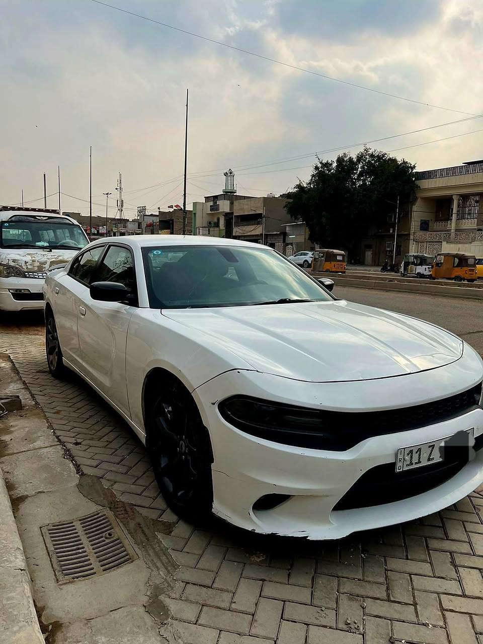 السلام عليكم جارجر وارد امريكي 2016 مكينة 6 سلندر 3600
ماشيه 77 الف دفع خلفي كير تعليك حادثها موضح بالصور رقم بغداد السعر ١٨٣ 
هاتف ***********
