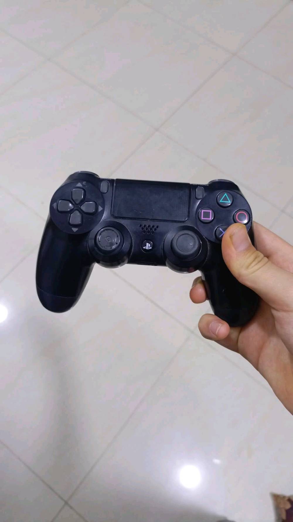 جوستك بلي فور اصلي مال جهاز 
يعني لا كوبي ولا تجاري ولا باله ( مال جهاي الشخصي )

موجود جوستك مال بلي فور اصلية مع جلاتين سيليكون هدية تحافظ عالجوستك انطيها مجانا

مكاني ديالى بعقوبة واكدر ادزها الك توصيل وين ما كان مكانك