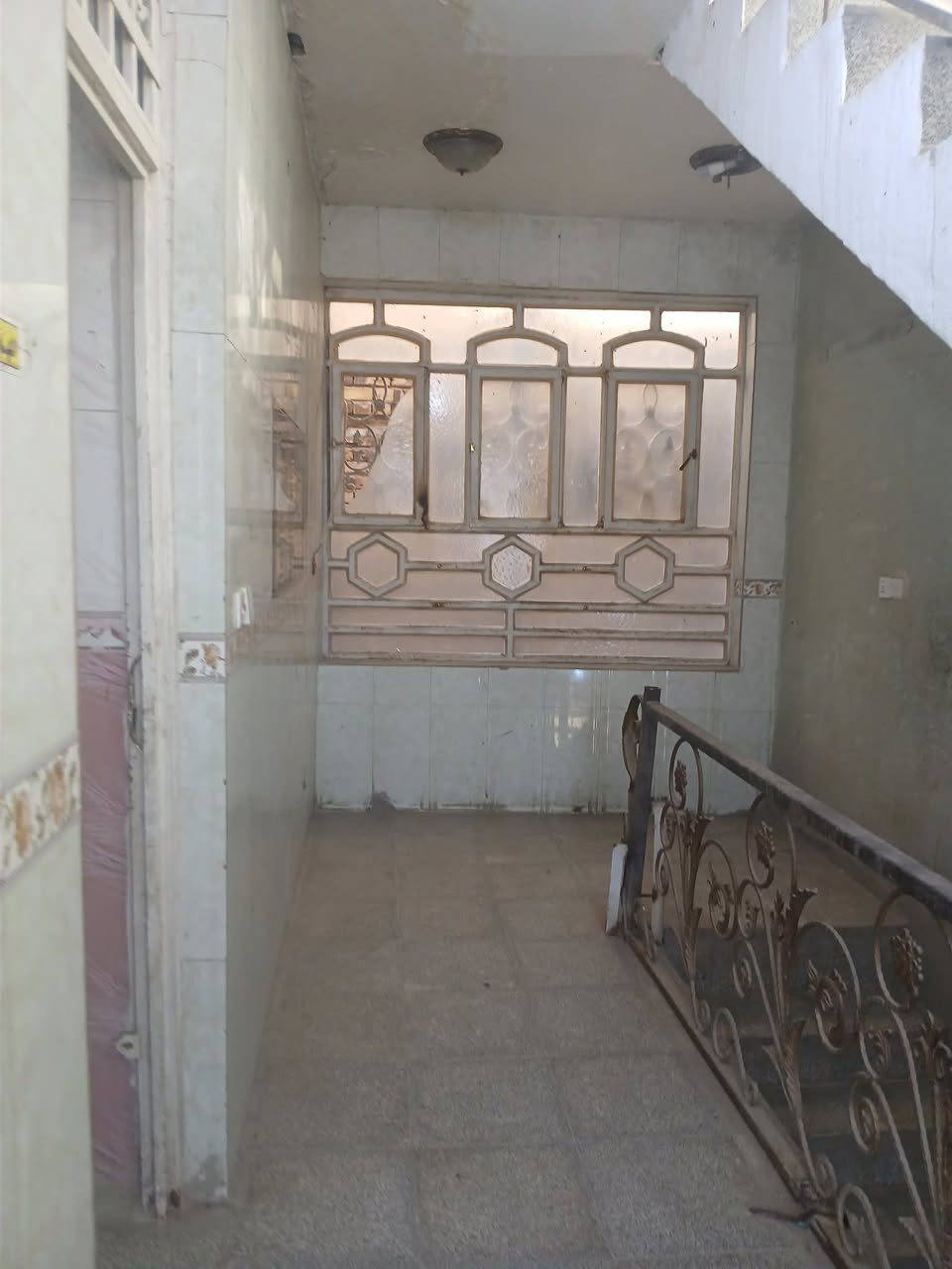 سلام عليكم شقه لليجار طابق ثاني غرفتين نوم مطبخ مجمع صحي هول مساحتها جبيره موقعها حي الطياره شارع بصف اسواق 24ساعه ثالث بيت 
السعر ايجار 400الف رقم الهاتف ***********
