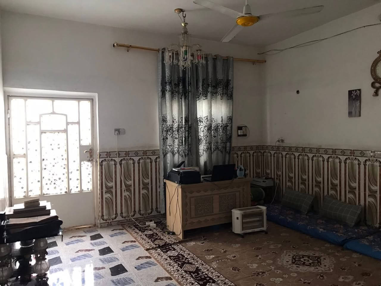 #الدار_للبيع
مساحة ٢٠٠ م 
واجهة ١٤ * نزال ١٨ 
گراج كبير ( يتسع لـ ٢-٣ سيارات )
استقبال مطل على الباب الخارجي
مطبخ حار 
مطبخ بارد
صالة كبيرة جداً
غرفة نوم 
مجمع غسيل ( حمام وشرقي + شرقي وغربي + مغاسل )
منور على الممر الخلفي
ممر خلفي عرض ١ م
بيتونة جمّالي ( ترهم صالة بين غرف الطابق الثاني )
السطح شتايگر شطرنج ملون

البيت سيراميك ارضي وجدران 
مع منظر سيراميك عدد ٢ ( الاستقبال والمطبخ )
مع مخزن كهربائيات بالصالة سيراميك بالكامل

💵 السعر : ٨٥ مليون وبي مجال للشرّاي
📍العنوان : ( الاحمر / ابودهلاية - فرع اسواق محمود )
 📞 للتواصل : *********** - ***********
