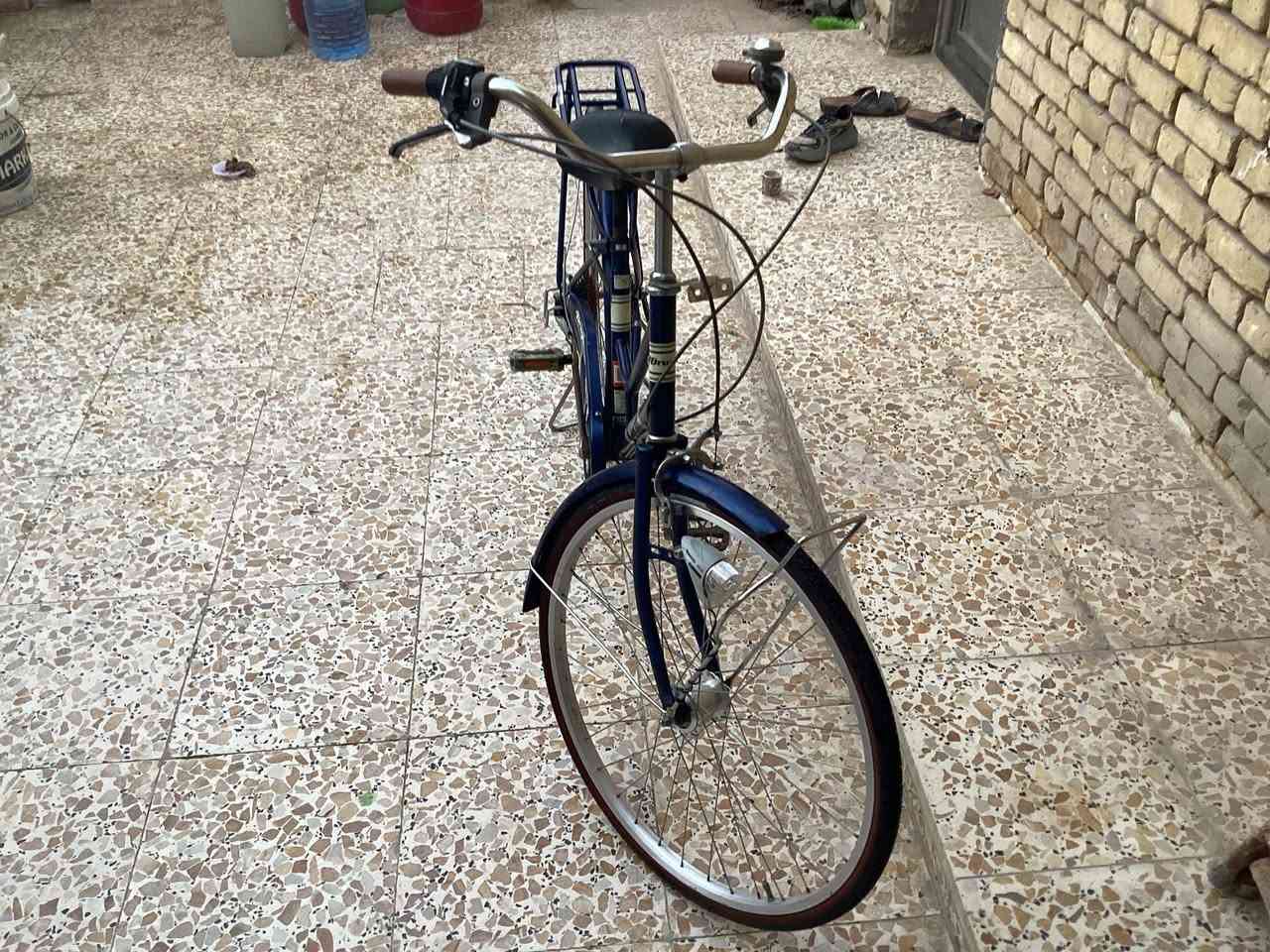 شباب عندي  بايسكل بناتي اصلي ياباني جديد ونضيف كبال عينك حجمه 26حاويه كلشي شغال بي ونظيف كلش السعر 120الف وبي مجال المكان ناصريه مركز ***********

