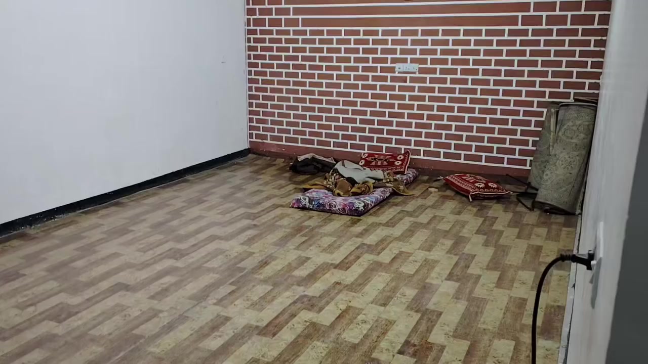 سلام عليكم  بيت للبيع الموقع تقاطع النهروان البيت يتكون غرفه 5×4 +غرفه 4×4+مطبغ 5×4 هول 3×10+تسقبال 7×4 للستفسار ع رقم او واتساب *********** +***********
