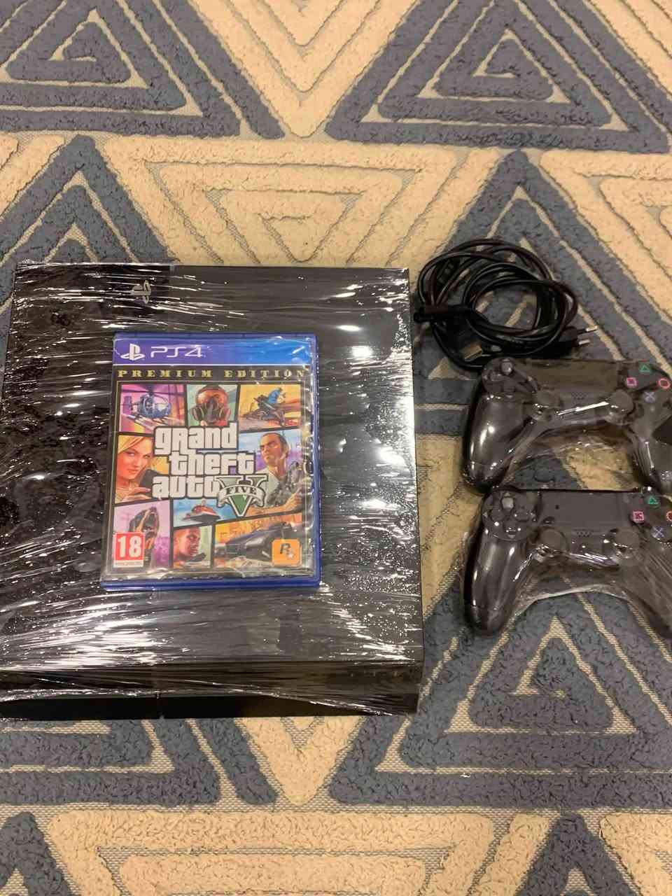 بلي ستيشن فور فات نضيف يدات2 أصليات جدد  قرص واحد gtav لبلي منضف فقط سابقا مهكر وراح تهكير بلغلط بلي جديد كلشي مابي يدات جدد السعر 240 وبي مجال مكاني بصره ياسين خريبط هاذ رقمي ***********
