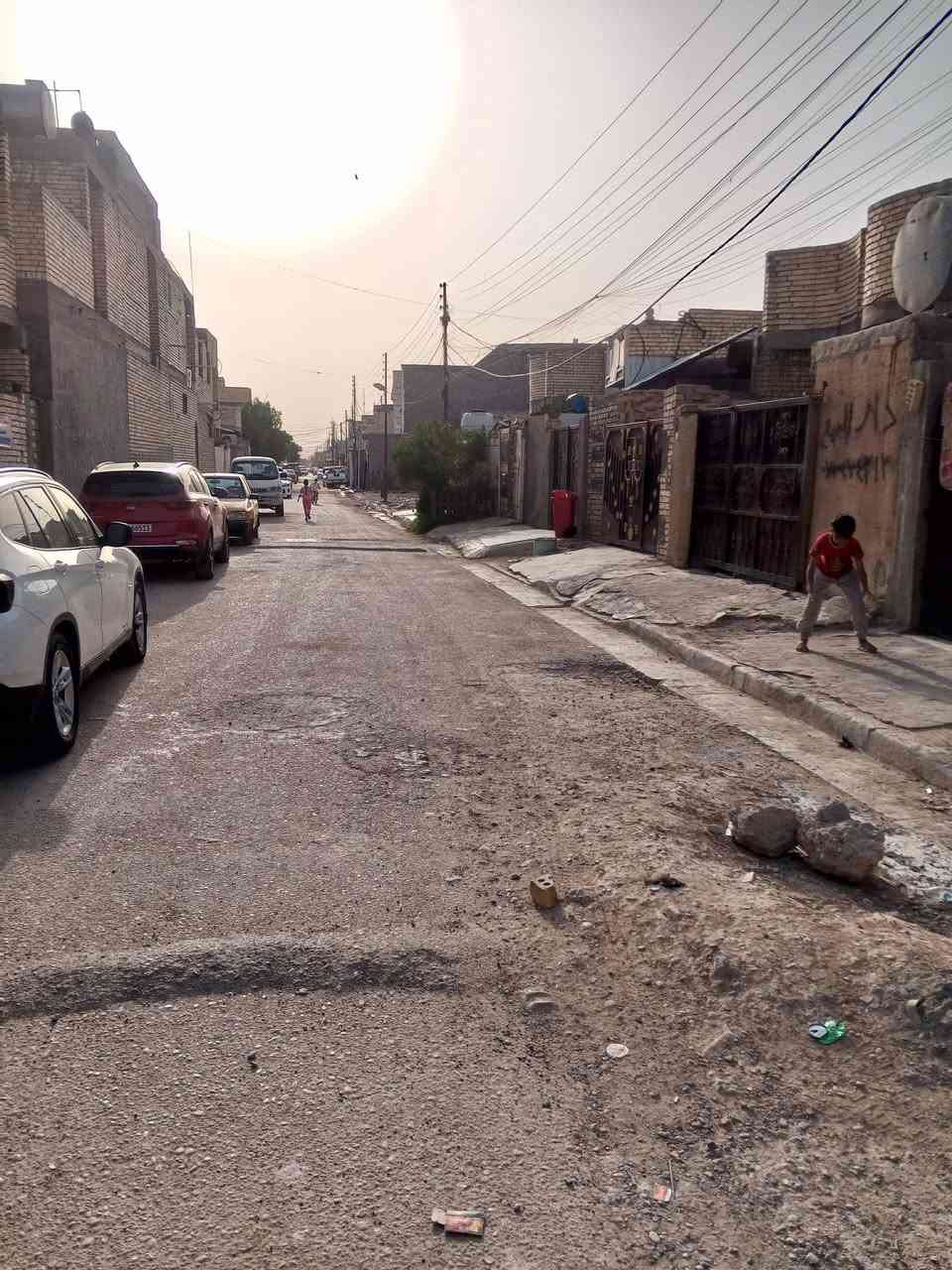 بيت مساحه(112ونص) 4ونص *25  يحتوي على غرفه وصاله حمام داخلي مناور ٢ استقبال وحوش كبير وبيتونه كبيرة طابو سند ٢٥ طابق واحد بناء جديد خدمات كامله ماء كهرباء تبليط عوزه بس صبغ ولبخ ترتيبات بسيطه موقع كلش حلو بصف الركن مقابيل إفران الزيتون بشارع الصيدلية السعر ٧٥مليون ***********

