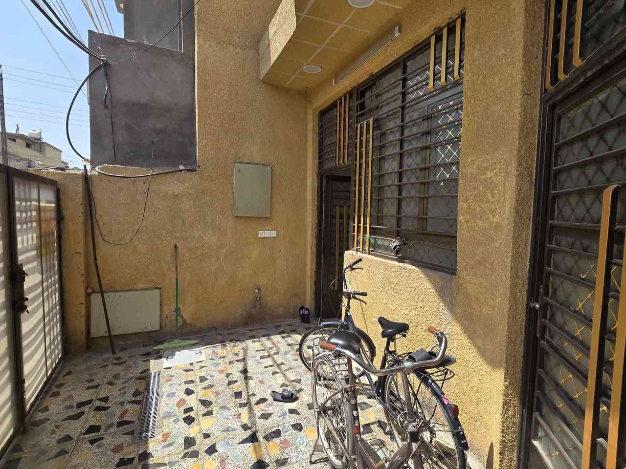 السلام عليكم
بيت للبيع في منطقة (جسر ديالى ) شارع 60 قرب مدرسة الاعتماد
مساحته 105م
بناء حديث يحتوي على طابقين
الطابق الأول غرفة ومطبخ واستقبال وصاله وحمام خارجي وداخلي وترك 
الطابق الثاني غرفتين وصالة وحمام 
المنطقة مبلطة ونظيفة وهادئة وبيها كل الخدمات 
واجهه 7.5
والنزال 15
اتصل على رقم ***********
