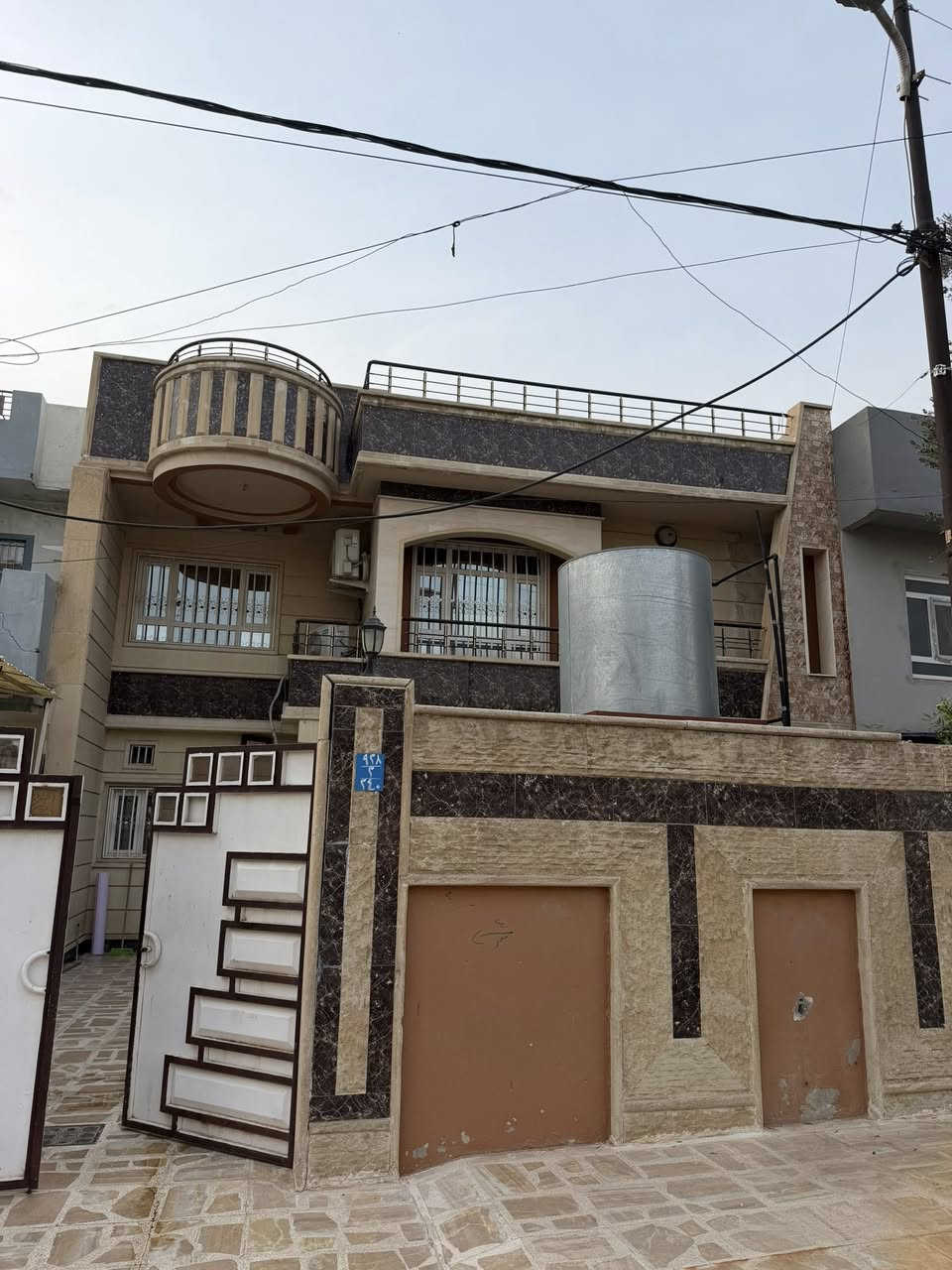 دار للأيجار حي المصارف خلف ارشد الزيباري 6 غرف مع هولين ومخزن وسرداب وكراج كبير وسبالت وكاونتر بيت بناء حديث وجديد كامل للتواصل ***********
***********
