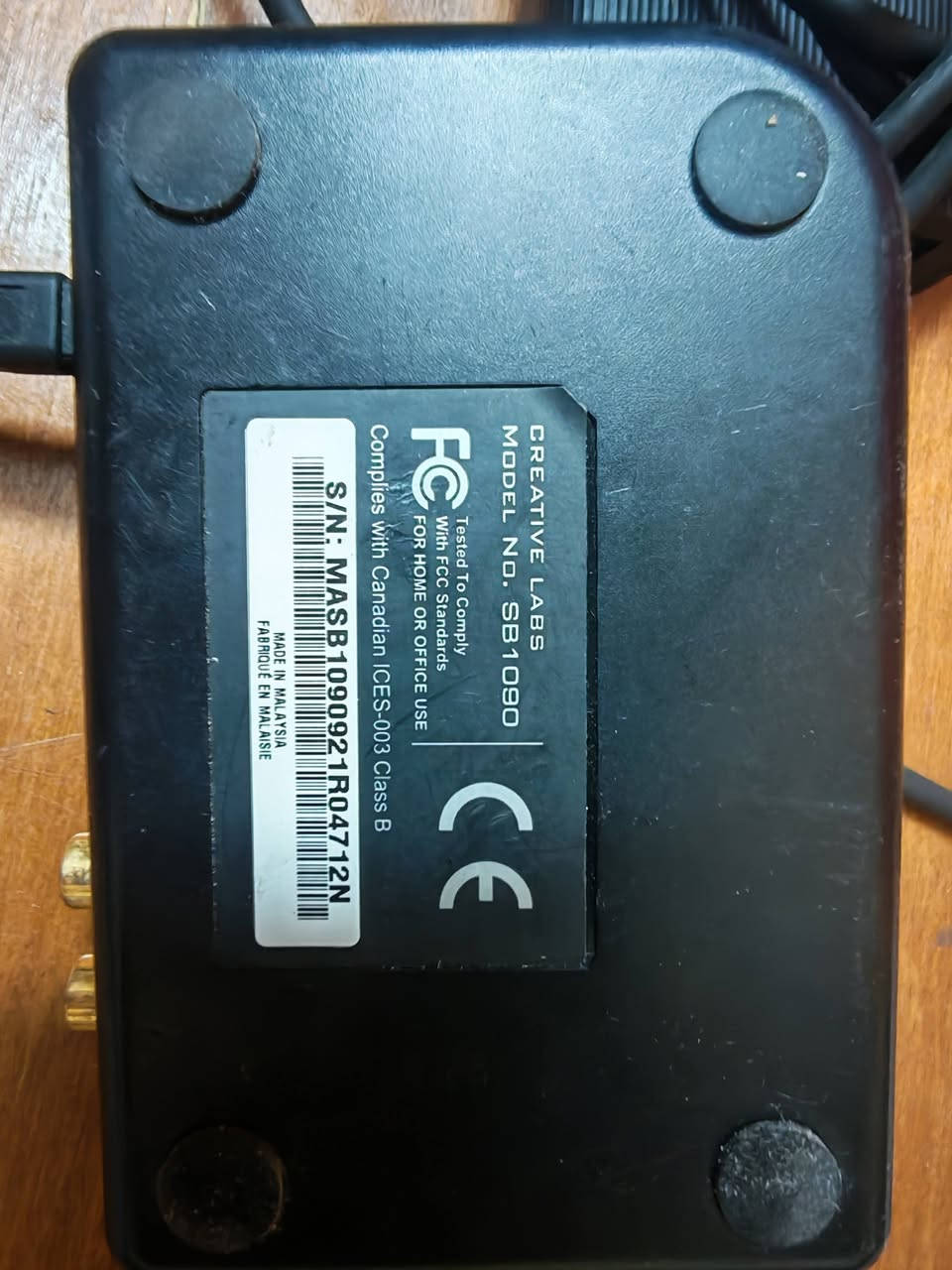 كارت صوت خارجي Creative Sound Blaster X-Fi HD USB* 
تقدر تنسخ المواصفات دي زي ما هي في إعلان البيع 👇

*مواصفات Creative X-Fi HD USB:*

*1. الأساسي* 
- *الموديل*: Creative Sound Blaster X-Fi HD USB
- *النوع*: كارت صوت خارجي DAC/Amplifier بيوصل USB
- *التقنية*: معالج صوت X-Fi لتجربة صوت محيطي 3D في الألعاب والأفلام

*2. المداخل والمخارج* 
- *USB*: بيوصل بالكمبيوتر/اللاب بكابل USB Type-B لتشغيل ونقل الصوت
- *مخرج سماعة*: 3.5mm في الواجهة الأمامية
- *مدخل مايك*: 3.5mm في الواجهة الأمامية 
- *مخارج RCA*: Line-Out و Line-In خلفية لربطه بسماعات خارجية أو ريسيفر
- *تحكم هاردوير*: بكرة معدن كبيرة للتحكم في الصوت مباشرة

*3. مميزات الصوت*
- *جودة صوت*: يدعم حتى 24-bit/96kHz 
- *X-Fi CMSS-3D*: بيحول أي صوت استريو لصوت محيطي وهمي 5.1 أو 7.1 للجيمينج
- *Crystalizer*: بيحسن تفاصيل الصوت في ملفات MP3 والأغاني المضغوطة
- *EAX 5.0*: تأثيرات صوتية للألعاب القديمة

*4. التوافق*
- *ويندوز*: XP / Vista / 7 / 8 / 10 / 11 بتعريفات Creative الرسمية
- *Mac*: متوافق مع Mac OS X 
- *بلايستيشن*: يشتغل على PS3 و PS4 ككارت صوت USB

*الحالة الظاهرة في الصورة*: 
الجهاز بحالة مستخدمة، فيه علامات استخدام خفيفة على الوش، ومعاه كابل USB الأصلي بتاعه.

*يناسب مين؟*
الجيمرز، الناس اللي بتسجل صوت، أو أي حد عايز يعلي جودة السماعة/الهيدفون عن كارت الصوت المدمج في البوردة.
التواصل 01017192640


**إذا كنت صاحب هذا الإعلان وتريد حذفه لأي سبب، رجاءا أرسل رسالة إلى الدعم الفني**