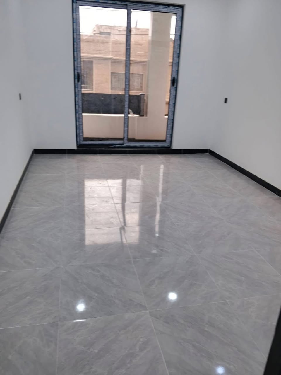 مشتمل93م #للبيع واجهه 4 " بناء حديث 2025 "منطقه هادئه وراقي
يحتوي على ؛$ ‏حديقة ￼كراج‏ صغير￼ ‏ واستقبال وحولي مطبخ حار ‏وبارد ومنور و3 غرف نوم و خدمات  طابقين

طابو ملك صرف 

الموقع: مشتمل-‏ الشعب العقاري الأولى قرب مدرسه المروج الخضراء الاهليه   

___________________________________________

(#مكتب_السوداني_للوساطة_العقارية)

عنوان المكتب بغداد-الشعب - حي التجار- مجاور اعدادية بلقيس للبنات‏- @‏‏ ***********￼ متواجد ماسنجر واتساب ￼   

(تتوفر لديناء العروض ‏الجديدة وحصريا أخرى مناسبه)
