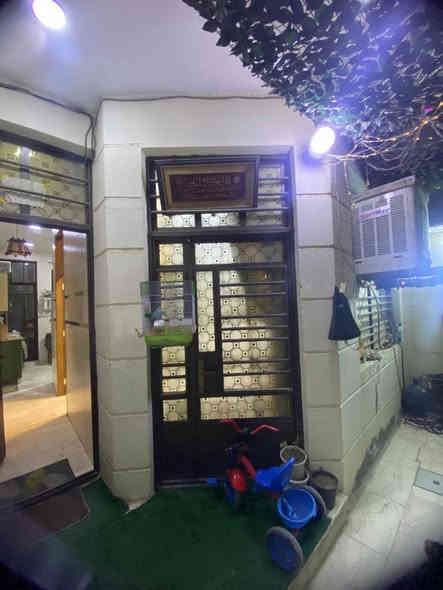 السلام عليكم… 
دار للبيع زراعي سند 25 
المساحة 77 م واقع حال 82 م واجهة 5.30 نرال 14.5 
بناء حديث 2020
🟢يحتوي الطابق الارضي:مدخلين  /صالة + مطبخ + غزفة نوم  وخدمات 
🟢الطابق الثاني: /2 غرف نوم مع خدمات 
🟢الطابق الثالث :/بيتونة كبيرة مع سطحين 
العنوان: سبع ابكار مقابل مدخل سوق السمكة فرع خدمات سبع ابكار لغسل السيارات 
يبعد عن الشارع العام مسافة كم متر داخل قيصرية 6 م
للاستفسار ..
السعر  225 مليون
***********
