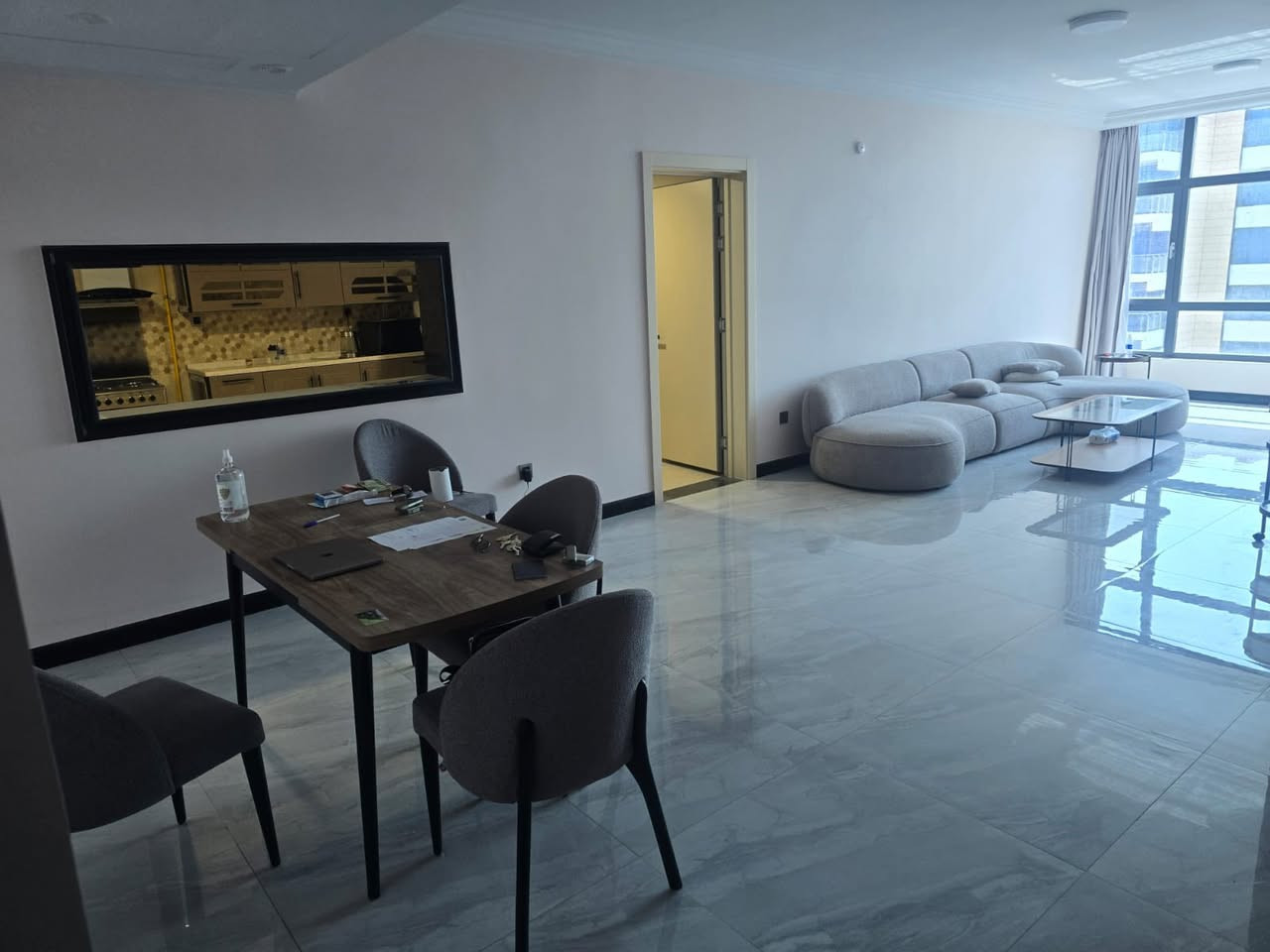 شقة للإيجار – مجمع بوابة العراق

📐 المساحة: 198 م²
🏢 الطابق: 19
🌅 الإطلالة: على المجمع مع إطلالة جانبية مميزة

🛏️ 3 غرف نوم
🛋️ مؤثثة بالكامل

💰 سعر الإيجار: 2,500,000 دينار شهرياً
📅 الدفع: مقدم 6 أشهر

📞 للاستفسار والتواصل: ***********

✨ نقدم لكم أفضل عروض البيع والشراء والاستثمار العقاري مع شركة الأوتاد للتسويق العقاري.
