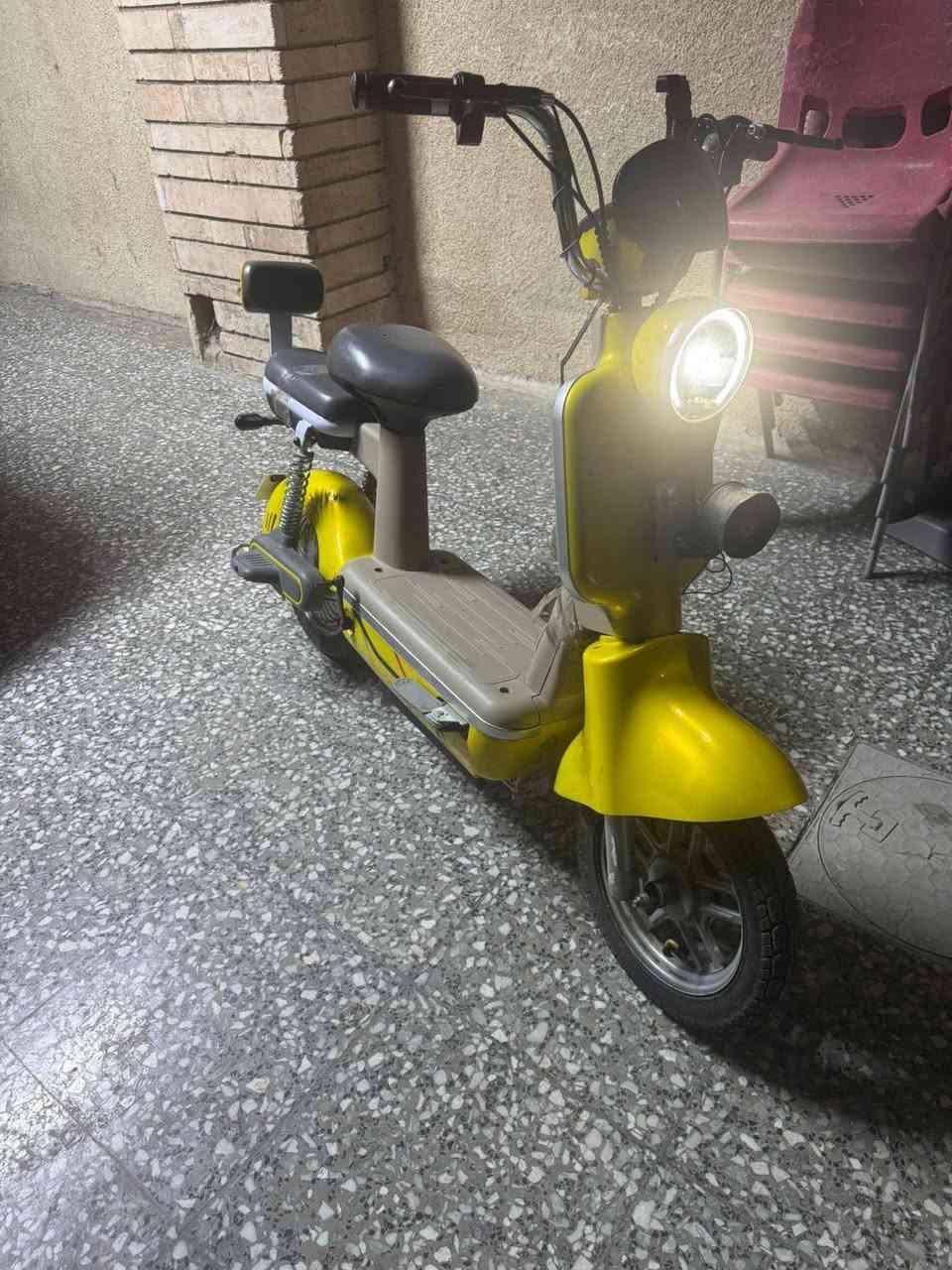 السلام عليكم دراجه شحن للبيع نضيفه كلش 4بطاريات
كارت تشغيل وسويج مفتاح قفل 

تايرات جديده لايت لد 

مكان الشرطه الخامسه 

***********
السعر 250 وبيها مجال
