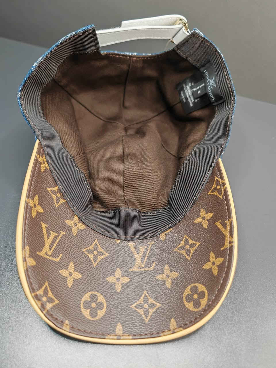 كب (شفقة) لويس فيتون بهذا الجمال، مكس جلد وكابوي طالعة فد شي، الكوالتي ممتاز جدا، جديدة غير مستعملة
يوجد توصيل لجميع المحافظات ***********
