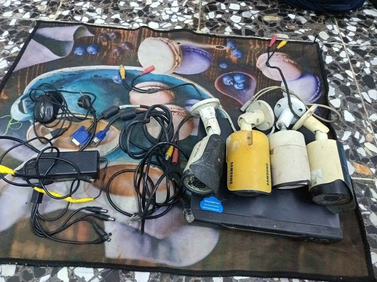 دي في آر سامسونج يدعم نت مع كافة ملحقاته عوزه فقط وايرات للعلم اج دي مايشتغل يشتغل على VGA مع هارد واحد تيره السعر ٦٠
***********
