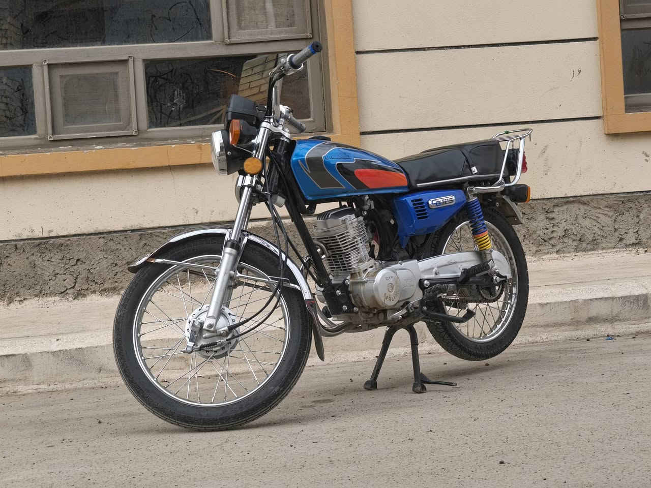 سلام عليكم دراجه ايراني سولنك 4 كير
دراجه جديده ما بيهة اي شي بس كهربائيات واكفه 
ماشيه 4000
سعر 625
***********
