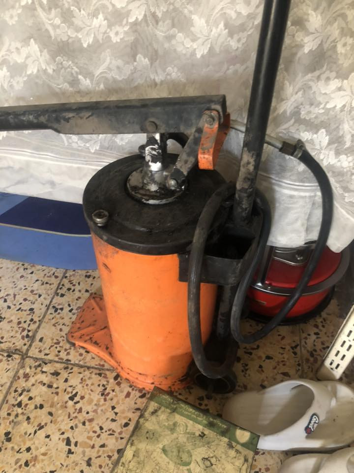 السلام عليكم جك مال سيارات ومدكه مال سييويل و خالعه مال تايرات وكمبريسر مال هوة ثنين واحد كهرباء وواحد بانزين كلهن ب600 بغداد الكرخ الرقم ***********
