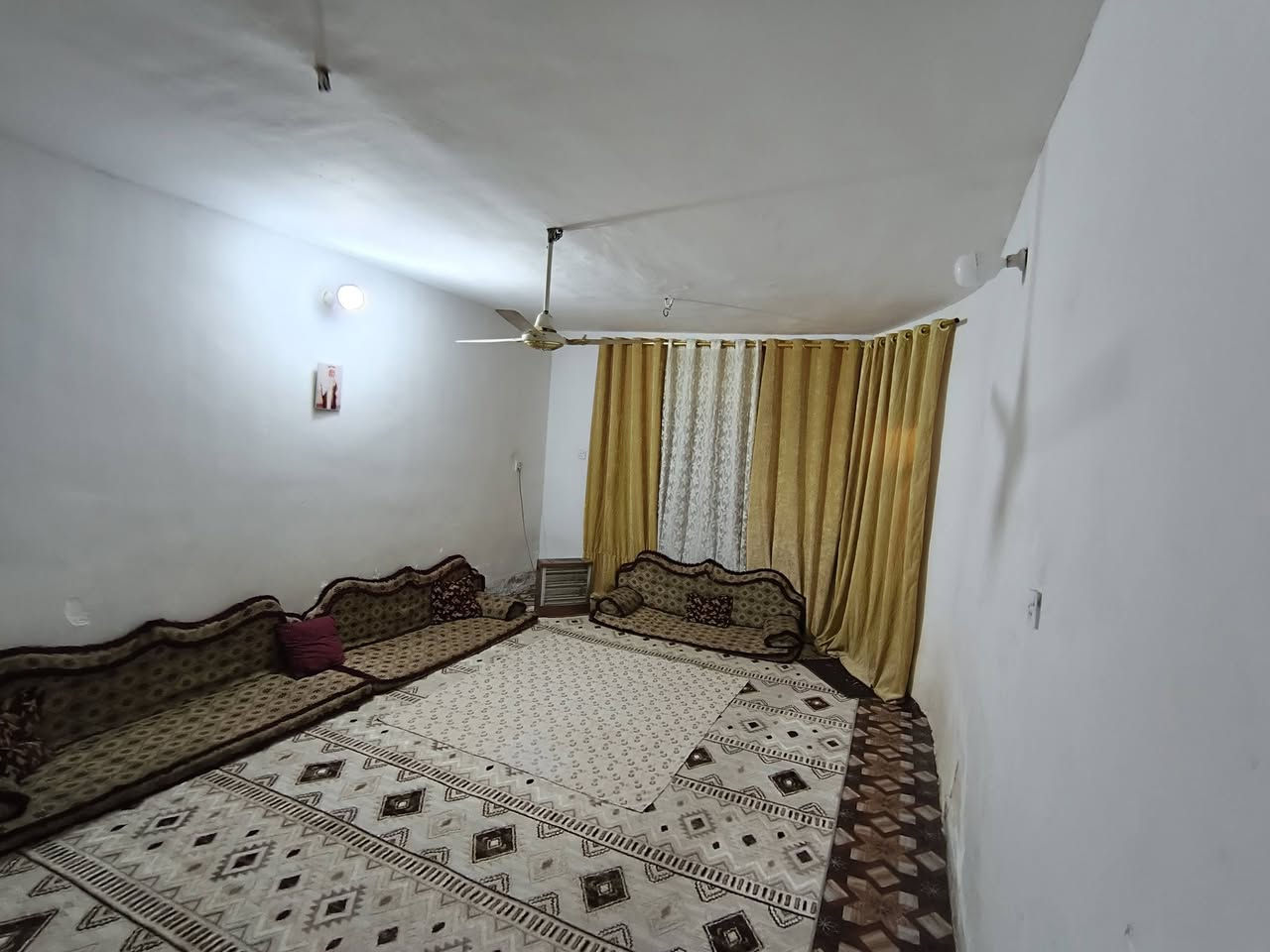 سلام عليكم
دار للبيع الدوره هور رجب شارع البدخيل مساحه 250
عله شارعين زنجيل بي سند البيت 25
غرفتين نوم وصحيات وصالة واستقبال ومطبخ 
***********
بسعر مناسب
