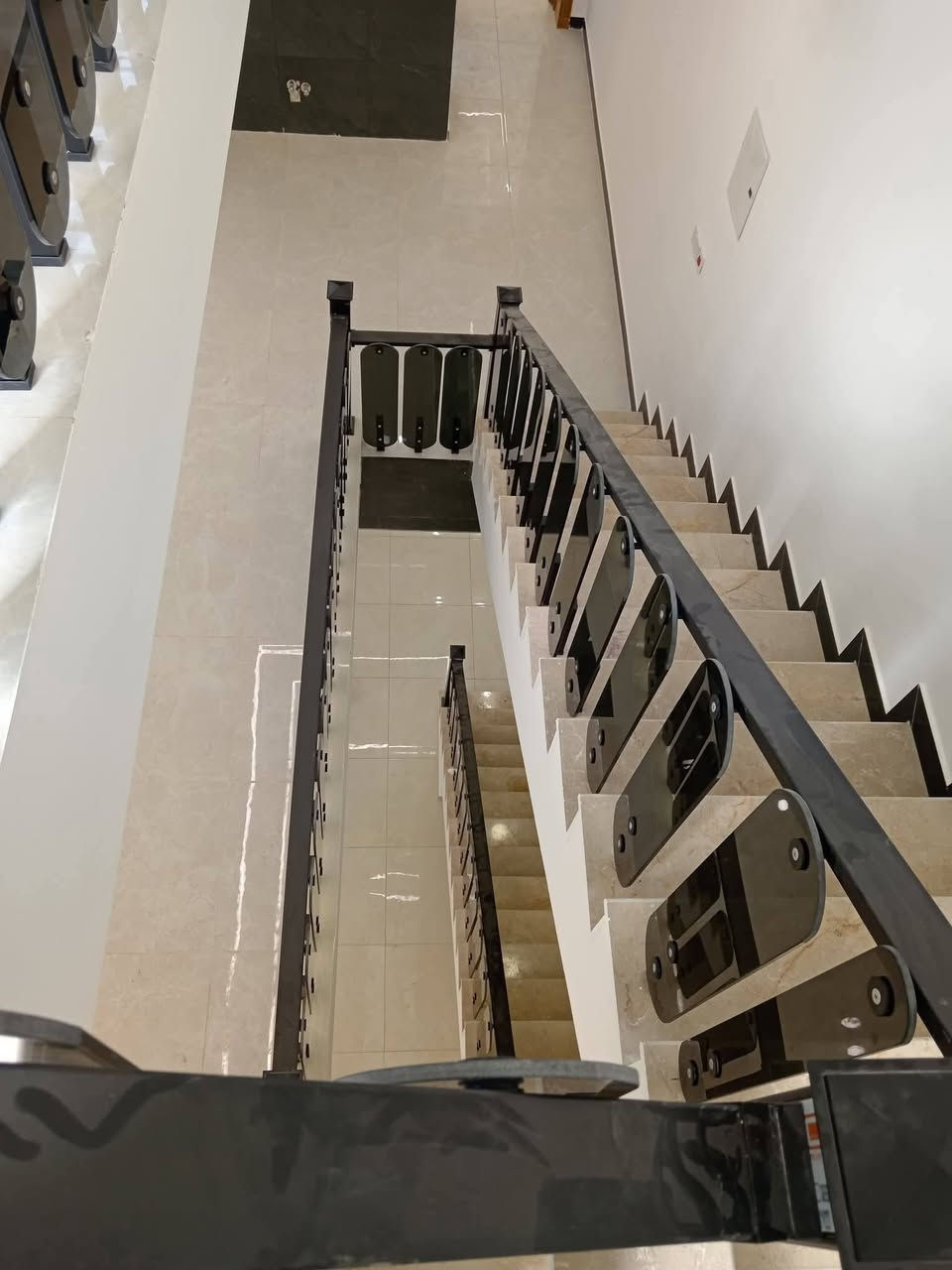 دار للبيع 100 متر شارع 10 على ساحه   حي السلام خلف  الاربع سايدات  بناء حديث غير مسكون طابقين يحتوي على 3 غرف وصالتين ومطبخ واستقبال وصحيات داخليه وخارجيه بناء درجه اولى 

__العنوان /النجف الاشرف _حي العدالة _شارع المستوصف 
 
نستقبل جميع العروض التجارية في كافه احياء النجف اداره مكتب الميار للعقار 

🟨للاستفسار الاتصال على الرقم التالي او مراسلة الصفحة 
 
📞 عباس الجنابي ***********
📞عباس هاتف الشايب ***********
