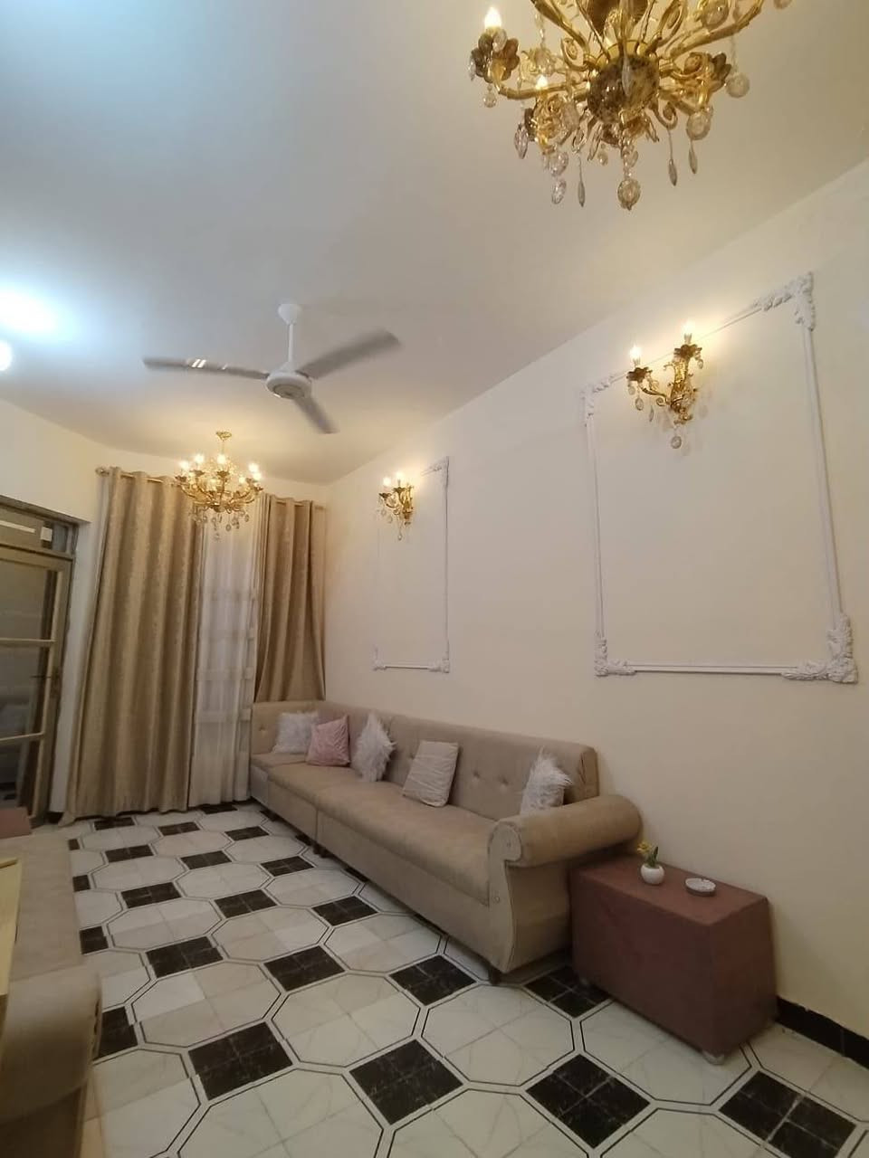 بيع مستعجل
بيت طابقين مساحة 125
وجه 6وربع ونزال 20متر 
بناء حديث طابوق الطابق الارضي والطابق الثاني بلوك 
يحتوي على غرفتين 
حمام عدد 2صاله وستقبال ومطبخ ومنور وصحيات خارجيه 

العنوان حي الأسرى شارع حسنية ام الحسن 
 للتواصل :***********
