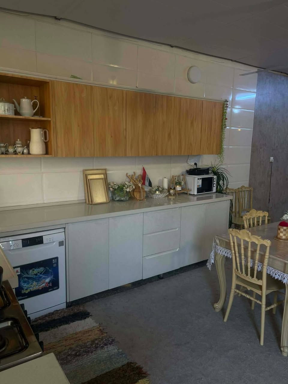 السلام عليكم بيت للبيع مع تشجير متصل, واجهة 10×10م  زراعي صرف ٢٥ / صالة كبيرة وهول داخلي فوك وجوة و ،3 غرف كبار وصحيات عدد 2 / الموقع بغداد/ الدورة أقرب الى حي الصحة فرع الضغط مقابيل الفوج.. السعر يرجى التواصل واتسآب او اتصال ***********
