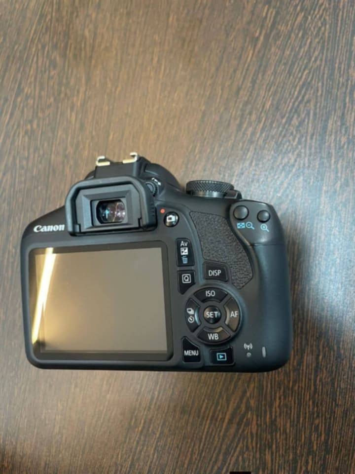 كانون D2000
كامل ملحقاته 
شاحنه وبطاريه وحزام وعدسته الاصليه 18 55 
وكارتونه سعر 325 الف بيه مجال 
#وتساب ***********
