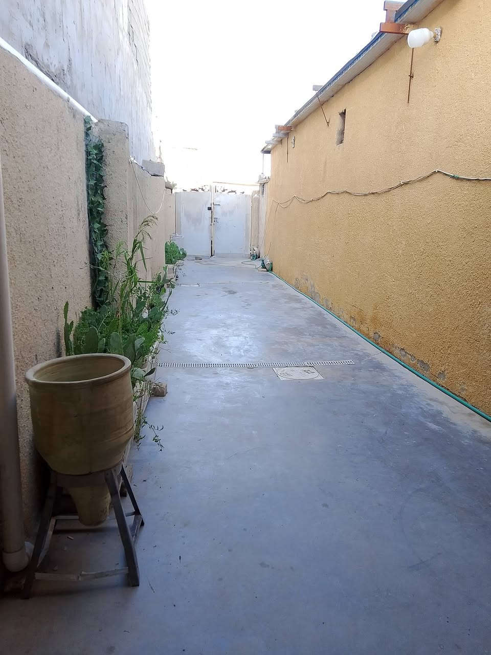 دار البيع المساحه 150 متر مجمع فدك قرب صبات البيت يحتوي صاله وثنين غرف نوم ومطبخ وصحيات مشتركه وترك خلف البيت كهرباء 3 خطوط رأسه وسحب مي بي ثنين صوندات وحده معسر وحده رأسه سعر 38 وبي مجال او مراوس حسب القناعه (***********)
