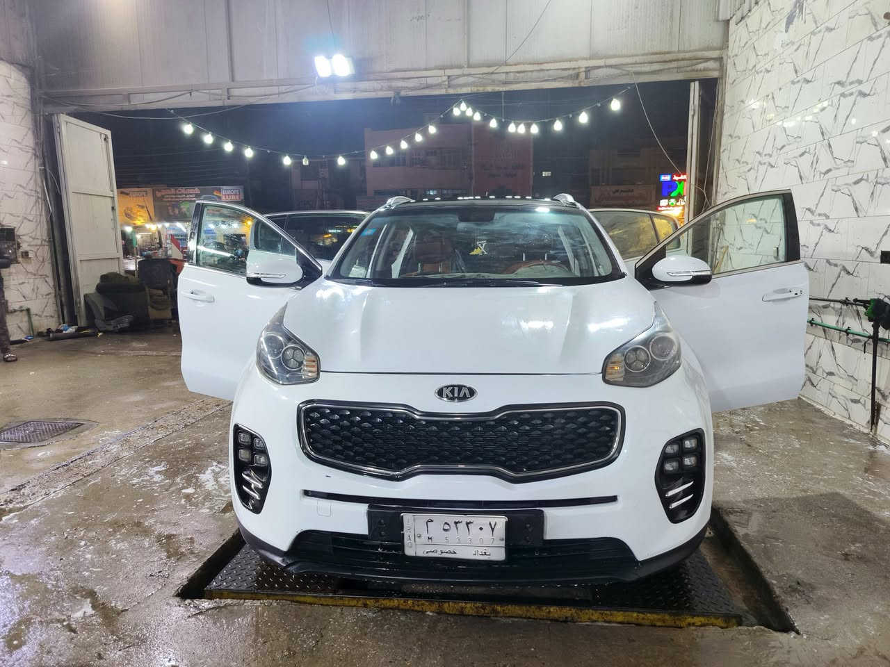 للبيع سيارة
النوع: (كيا سبورتج)
الموديل: (2017)
الوارد: (خليجي)
المحرك: (4 سلندر)
نوع المحرك : (GDI)
اللون: (خارجي : ابيض / داخلي : كشنات جلداصلي )
المواصفات:(فول)
الممشى: (كم ألف كم)
الحالة: السيارة نظيفة وجاهزة  للفحص 
الملاحظات: ( فقط اكو صبغ شويه واكع ب الجنطه و ما ملعوب بي )
 السعر : 185$ 
وبيه مجال بسيط جدا رقم الهاتف *********** واتساب
