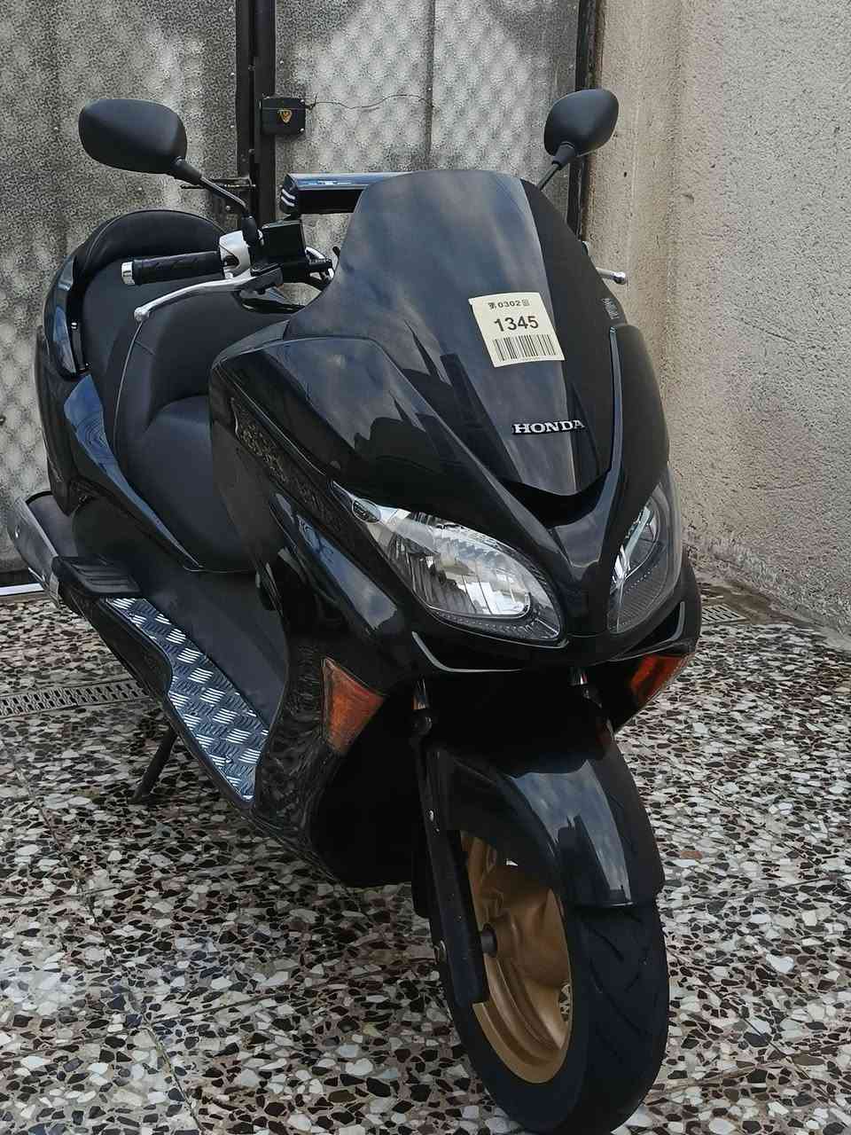 سلام عليكم فورزه 0\9
مواصفات 7 كير 4 تحويلات
مكينه كلجات مكفولة كفاله عامه
ماشيه 19 الف 
بك لايت كرستال
لون اسود ملكي 
ستان حساس + كلوب جنطه
انبيتري + حاملة مبايل 
مخرج شاحن + دوسات نيكل 
دبل خلفي اصفر علايم ذهبي  
سكن بغداد حي النصر   ***********
