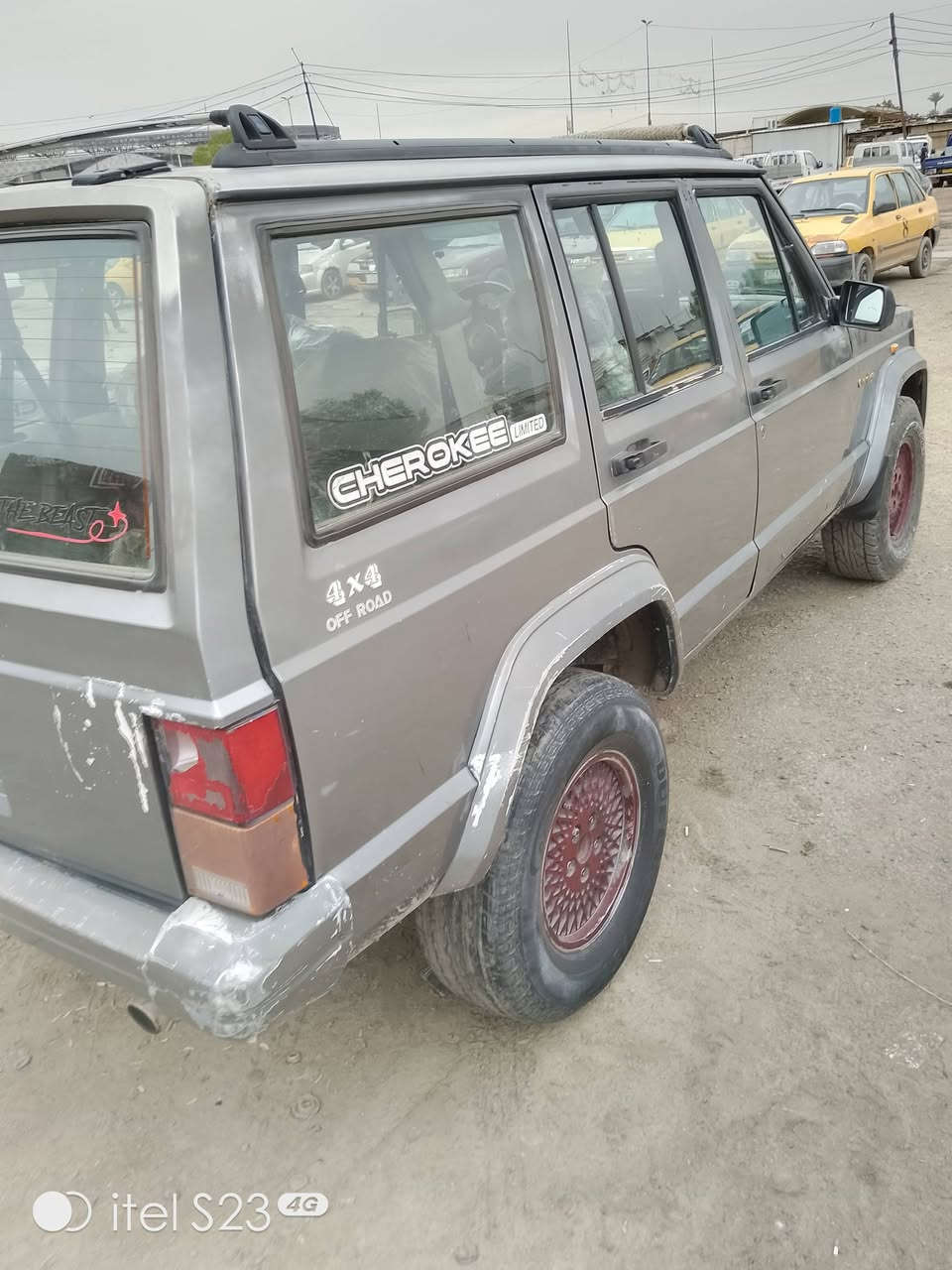 سلام عليكم سياره جيب موديل 1991 كير ومكينه بلادي دفع ربعي رقم كركوك بيه وكتله عامه وعندي رقمه ومستمسكاته سياره جاهزة وحلوه بعلك الموجود بيع ومراوس مكاني بغداد بيع كوم حديد لن مالي خلك رقمي *********** سعر 20
