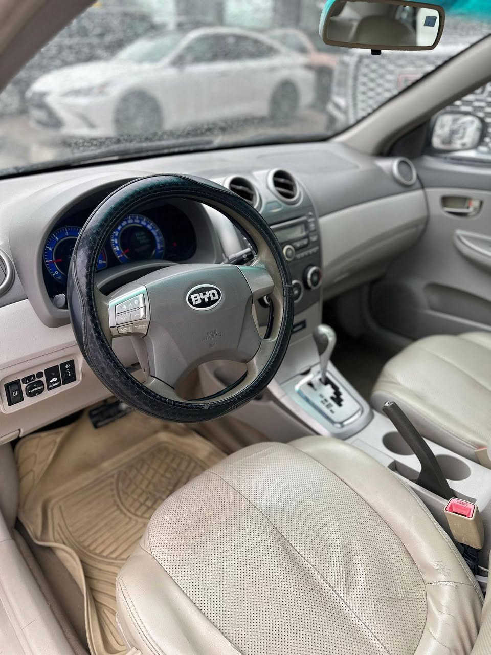بی وای دی G3 2014 گێر ئۆتۆماتیک 
مەکینە 1.8 بستۆن 4 
گێر و مەکینەی کرۆلا 
 كوشن جلدو به سمه و سلايت ABS.
بەجوانی و پاکی ماوەتەوە 

سعر : لە کۆمێنت داوای بکە ڕاستەوخۆ بۆت دێت 🤖 

گێر و مەکینەی بەشەرت 
هیچ کێشەیەکی تێدا نییە 

ژمارەی خاوەنەکەی 
***********
وەتسئاپ

