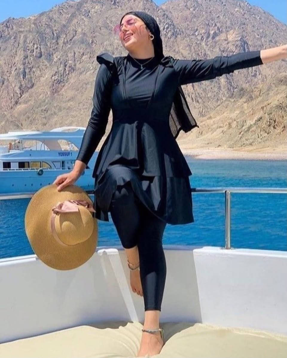 بوركيني انيق مصمم خصيصاً للمرأة التي تبحث عن الراحة والتميز في آن واحد 🩱الطبقات تمنح الجسم مظهراً متناسقاً  وتخفى العيوب 🤭
ثوب : السيكليزم الممتاز
المقاس s m l xl xxl
متكون من 4 قطع
السروال
الفوقانى
الفولار
بونى


**إذا كنت صاحب هذا الإعلان وتريد حذفه لأي سبب، رجاءا أرسل رسالة إلى الدعم الفني**