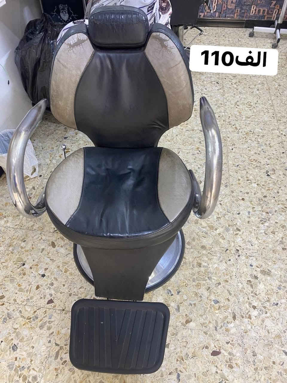 السلام عليكم
للبيع كراسي نضيفه شوفت عينك

الجك شغال   

عنواني الغزالية 

الرقم: ***********
