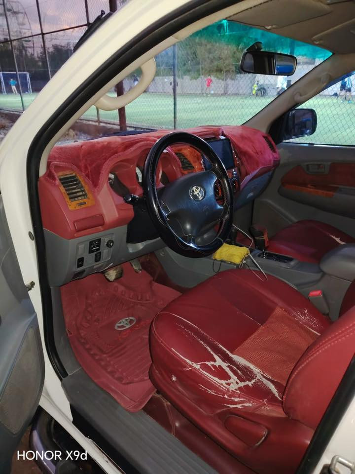 السلام عليكم 
بيكم 2010 رقم سليمانية دولي بأسمي شرط التحويل السيارة گير اوتوماتيك دفع رباعي تم اضافة منظومة غاز 
مكينة مجفتها بإيدي السيارة جديدة بيها الباب الخلفي مبدل بلادي 
السعر 200 وبيها مجال 
متواجد في بغداد 
للأستفسار الاتصال ***********
