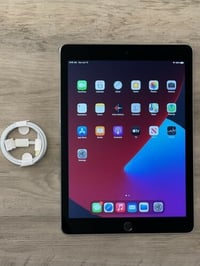 iPad 4 (air2) ايباد كلش نضيف حتا من البيت ما اطلعه الي يريد يعرف تفاصي...