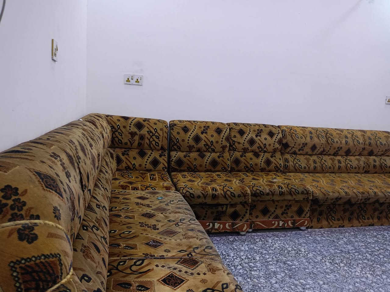 تخم ديوان مستعمل  10 مقاعد   سعره 125  الف  كربلاء حي الاطارات ***********
